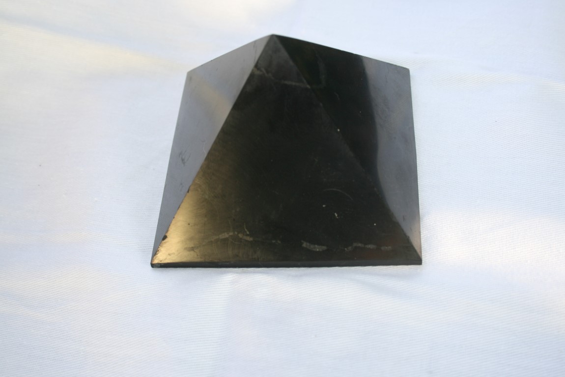 Shungite Pyramid has a potent healing vibration 4318